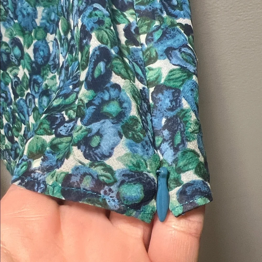 Ann Taylor 100% Silk Floral Blue and Green Sleeveless Top Sz 6 - Picture 5 of 5